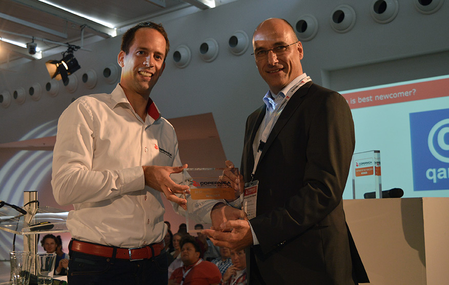 Bert-Jan van Rein neemt namens Qamel de onderscheiding voor Beste Nieuwkomer in ontvangst.